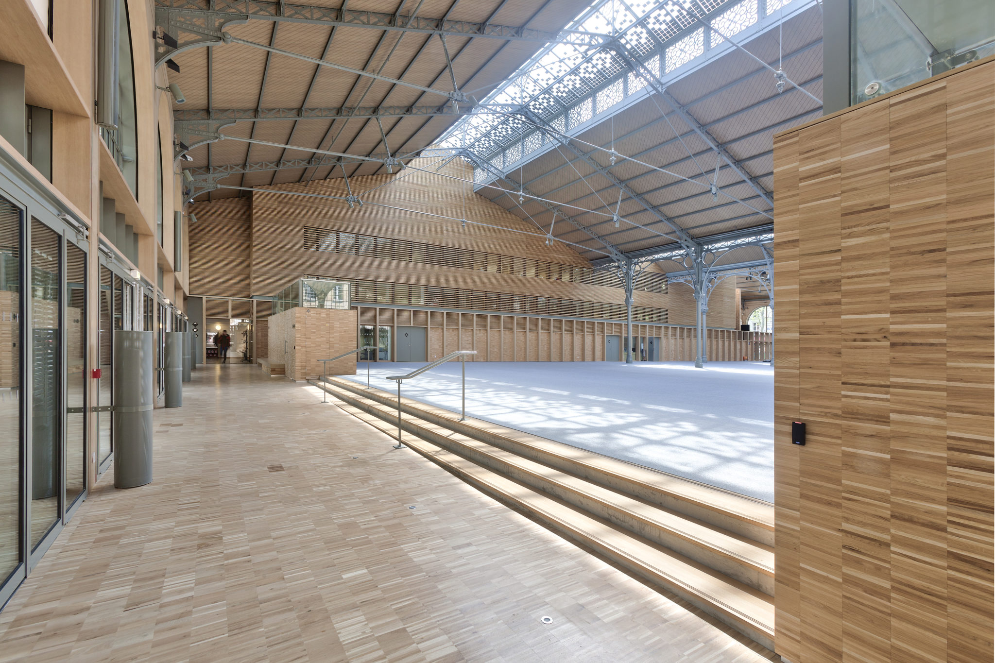 L'intérieur de la halle, son parquet et sa verrière
